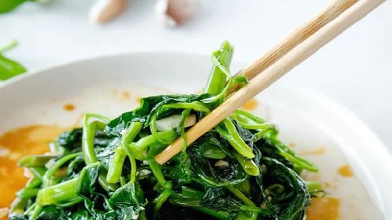 Người bị ung thư ăn được rau muống