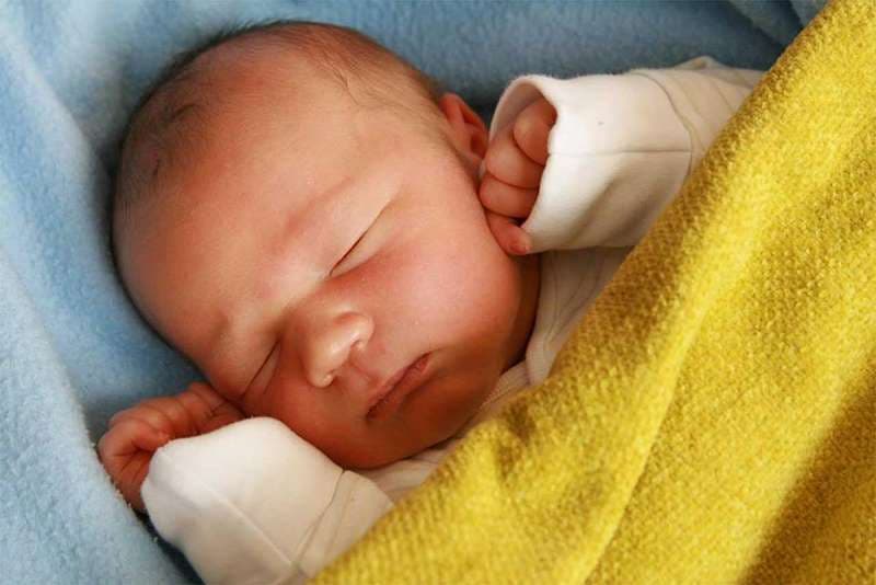 Khi bilirubin đã gây ảnh hưởng đến hệ thần kinh, trẻ thường xuất hiện những thay đổi bất thường về bú, tỉnh táo, trương lực cơ và tiếng khóc