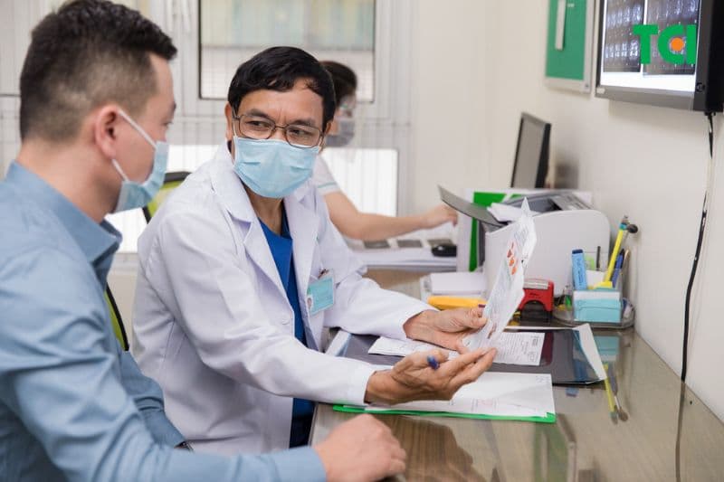 Trong và sau quá trình điều trị, người bệnh cần thăm khám định kỳ để theo dõi sát các chỉ số về gan.