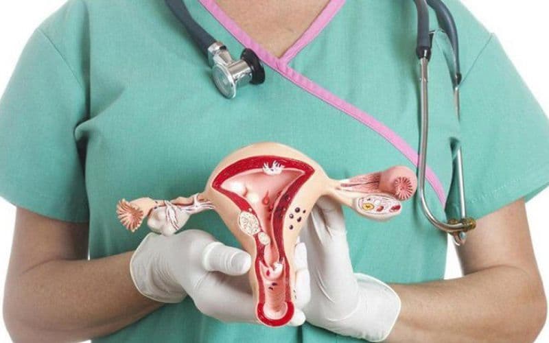 Tùy vị trí và mức độ chảy máu, bác sĩ có thể kiểm tra trực tiếp cổ tử cung, làm sạch vùng can thiệp và xác định điểm xuất huyết.