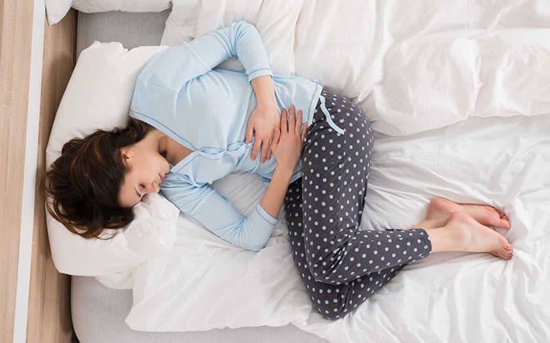 Quy trình xoắn polyp cổ tử cung thường gồm hai giai đoạn chính: thăm khám và chuẩn bị trước thủ thuật, sau đó tiến hành kẹp xoắn và kiểm soát chảy máu
