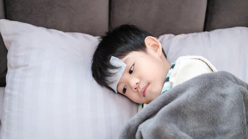 Sốt, ho, đau họng và mệt mỏi là những dấu hiệu cúm B thường gặp ở trẻ.