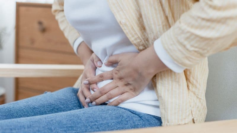 Hạn chế ma sát và giữ vùng kín khô thoáng giúp giảm nguy cơ viêm âm hộ tái phát.