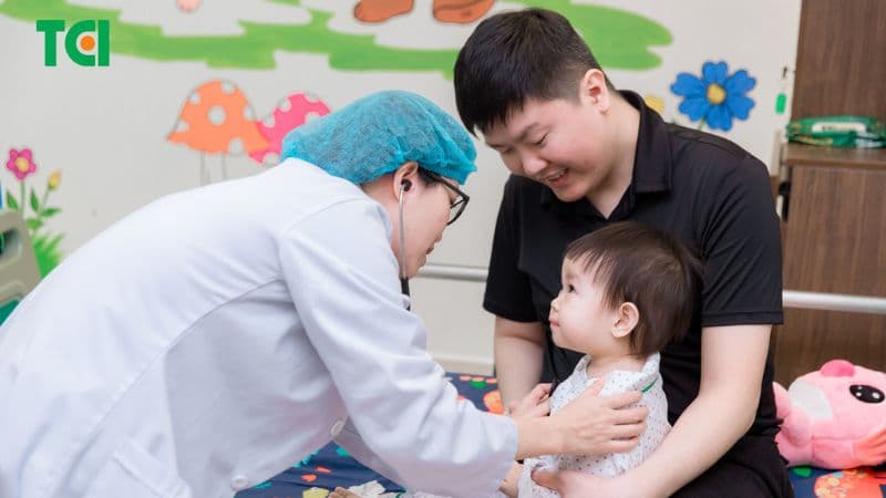 Cúm B ở trẻ có thể gây biến chứng nguy hiểm như viêm phổi, suy hô hấp nếu bệnh diễn tiến nặng.