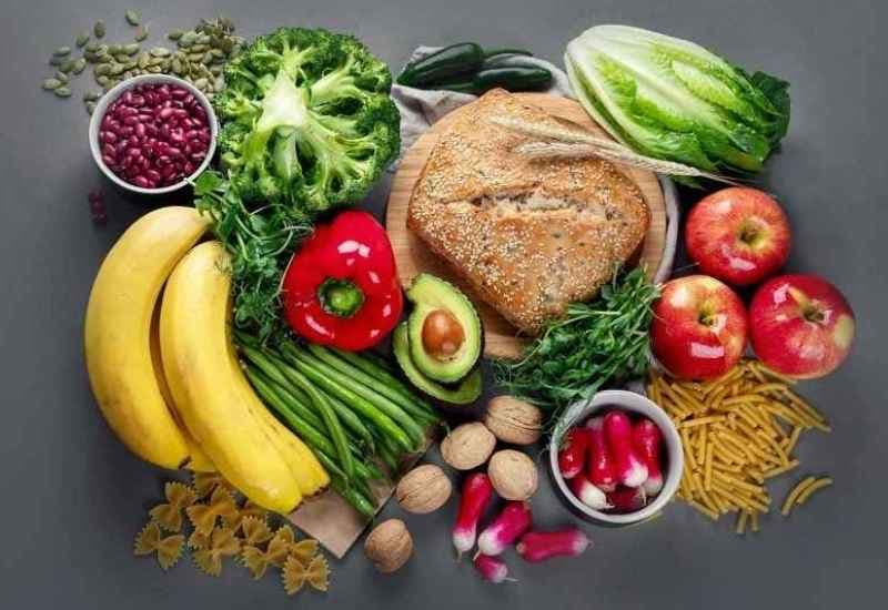 Ăn nhiều chất xơ, uống đủ nước, vận động đều đặn và tránh rặn mạnh giúp hạn chế táo bón, hỗ trợ kiểm soát bệnh