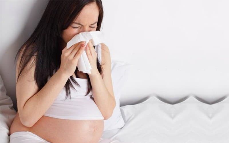 Mẹ bầu 3 tháng cuối bị cúm, các triệu chứng như ho kéo dài, sốt cao hay nghẹt mũi thường tiến triển nặng và lâu hồi phục hơn