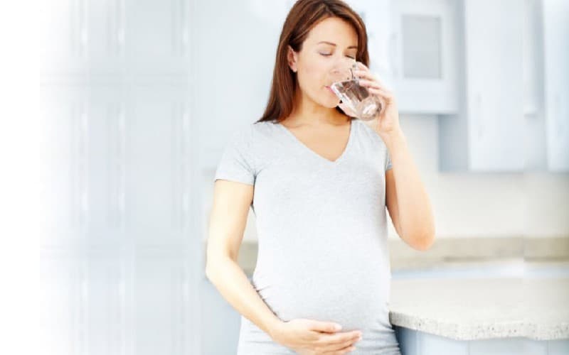 Bà bầu 3 tháng cuối nên bổ sung đủ 2–2.5 lít nước mỗi ngày để hạ nhiệt cơ thể và giảm khô họng