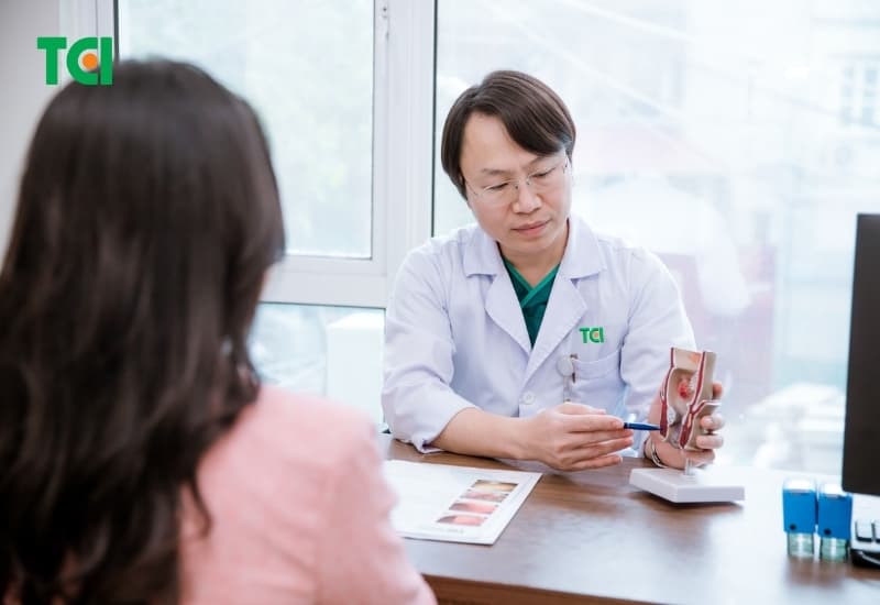 Bác sĩ đánh giá tình trạng búi trĩ và triệu chứng để lựa chọn hướng điều trị phù hợp