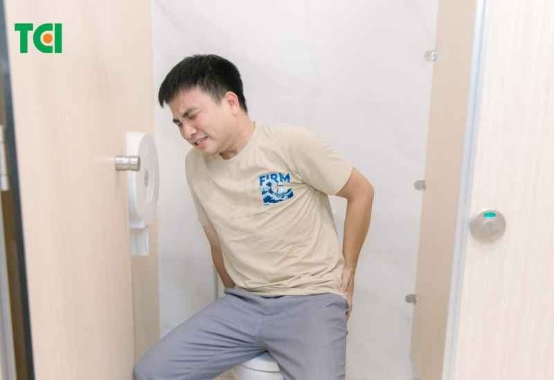 Chảy máu kéo dài có thể gây thiếu máu, trong khi búi trĩ có nguy cơ sưng viêm, nghẹt hoặc tiến triển thành độ 4