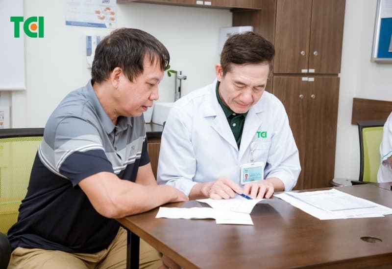 Bác sĩ Tiết niệu đánh giá tình trạng sỏi và tư vấn hướng điều trị phù hợp