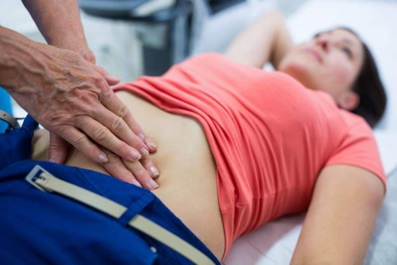 Chẩn đoán thoát vị thành bụng thường bắt đầu bằng thăm khám lâm sàng