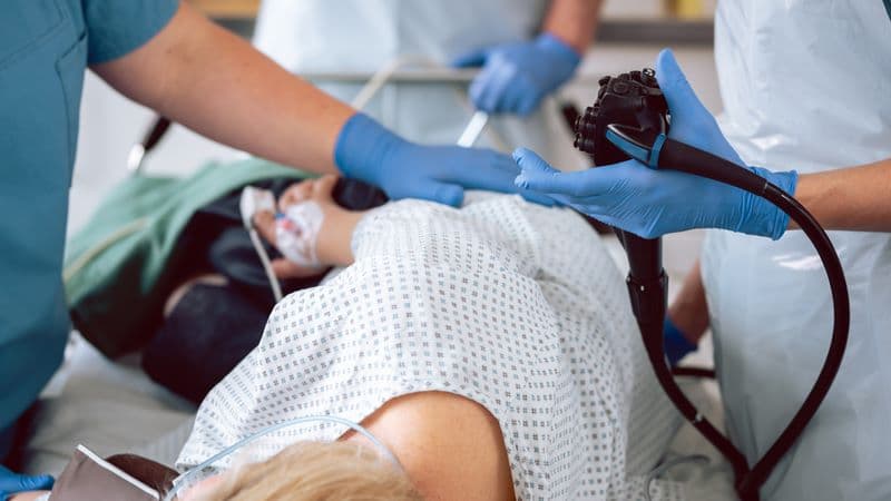 Để chẩn đoán xuất huyết tiêu hóa dưới, bác sĩ thường kết hợp thăm khám, xét nghiệm và các phương pháp nội soi và chẩn đoán hình ảnh