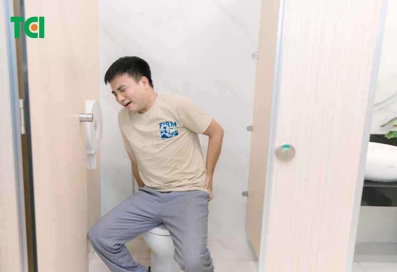 Chảy dịch mủ kéo dài, sưng đau, ngứa rát và xuất hiện lỗ nhỏ quanh hậu môn là những dấu hiệu thường gặp