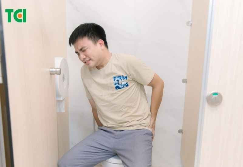 Chảy dịch mủ, sưng đau, ngứa rát và xuất hiện lỗ nhỏ gần hậu môn là những dấu hiệu thường gặp