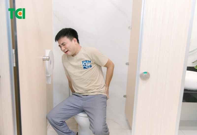 Chảy máu, sa búi trĩ, ngứa rát và vướng cộm là những dấu hiệu thường gặp