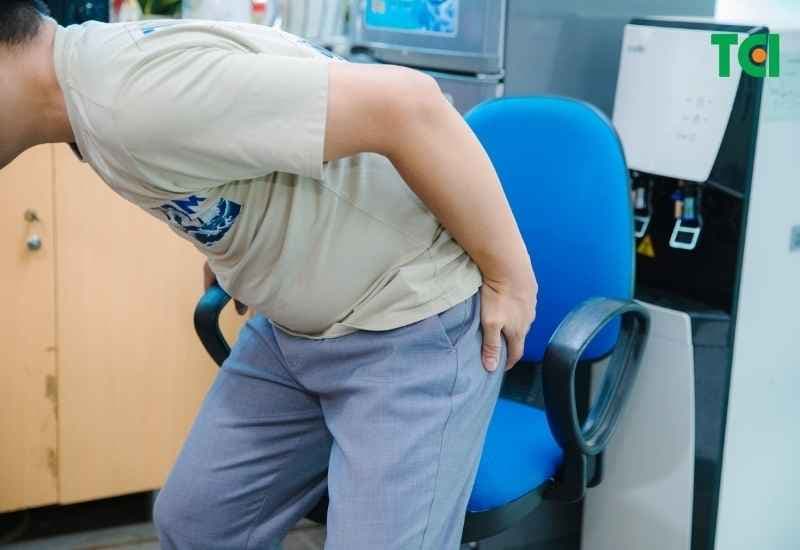Chảy mủ kéo dài, sưng đau, ngứa rát và xuất hiện nhiều lỗ rò quanh hậu môn là những dấu hiệu thường gặp