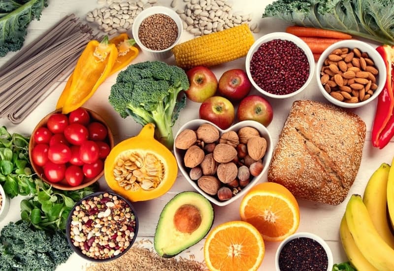 Chế độ ăn phù hợp và uống đủ nước góp phần hỗ trợ phòng ngừa sỏi tiết niệu