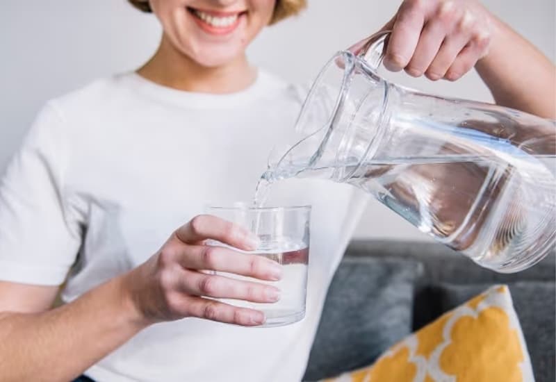 Chế độ ăn sỏi san hô nên chú trọng uống đủ nước, ăn cân đối và hạn chế các yếu tố làm tăng nguy cơ hình thành sỏi