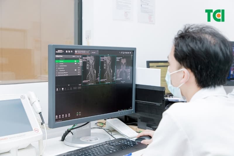 Nhận biết và thăm khám khi có các dấu hiệu thoát vị đĩa đệm cổ là chìa khóa để điều trị bệnh hiệu quả, tránh nguy cơ tàn phế