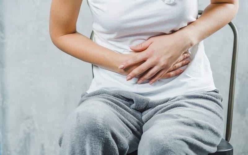 Đau ở vùng bụng trước bên là dấu hiệu thường gặp nhất