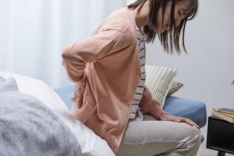 Cơn đau có tính chất viêm và kèm cứng cột sống vào buổi sáng