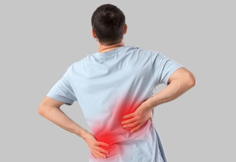 Đau hông lưng, tiểu buốt, tiểu máu, sốt hoặc tiểu khó là những dấu hiệu cần thăm khám sớm