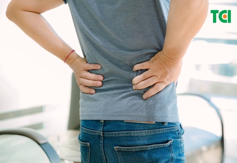 Đau hông lưng và rối loạn tiểu tiện có thể là triệu chứng sỏi bể thận