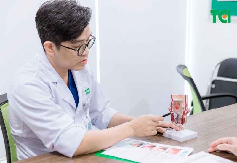 Điều trị cần kiểm soát nhiễm trùng, xử lý đường rò và ưu tiên bảo tồn chức năng cơ thắt hậu môn