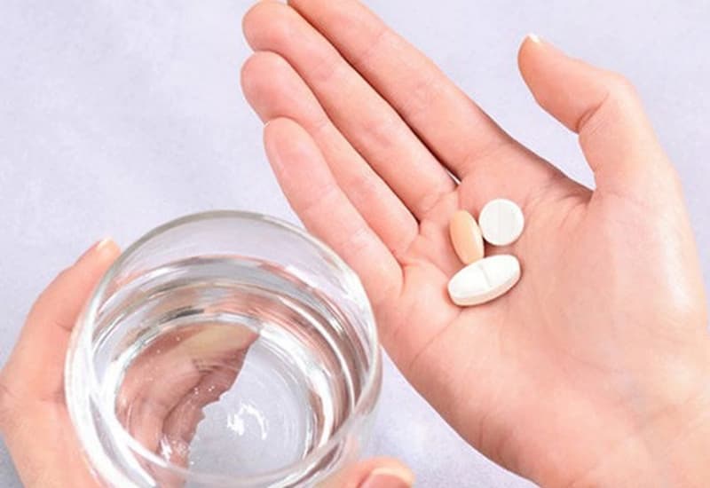 Điều trị nội khoa kết hợp theo dõi định kỳ có thể được cân nhắc khi sỏi chưa gây biến chứng