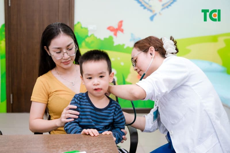 Thăm khám chuyên khoa Nhi giúp bác sĩ đánh giá tình trạng hô hấp và mức độ kiểm soát bệnh hen.