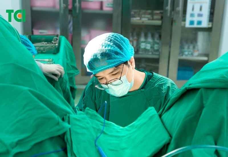 Phẫu thuật là phương pháp điều trị chủ yếu nhằm xử lý đường rò, kiểm soát nhiễm trùng và hạn chế nguy cơ tái phát