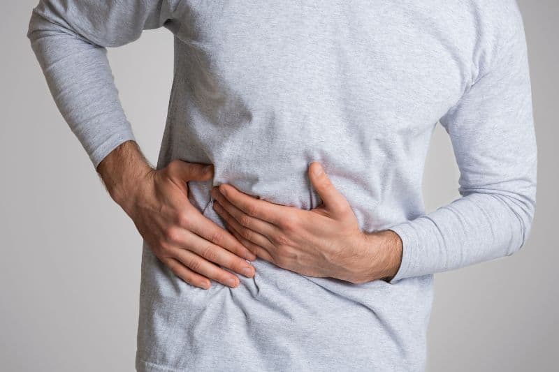 Đau hạ sườn phải là một trong những triệu chứng đáng chú ý của người bị áp xe gan.