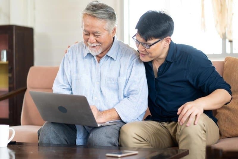 Người có tiền sử gia đình nên trao đổi với bác sĩ về đánh giá nguy cơ và xét nghiệm di truyền khi phù hợp.