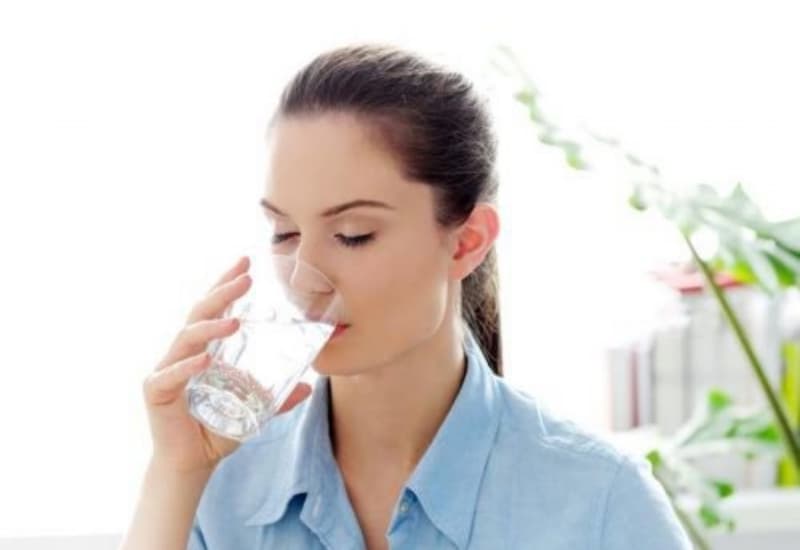 Uống đủ nước là một phần của việc chăm sóc và hỗ trợ đào thải sỏi