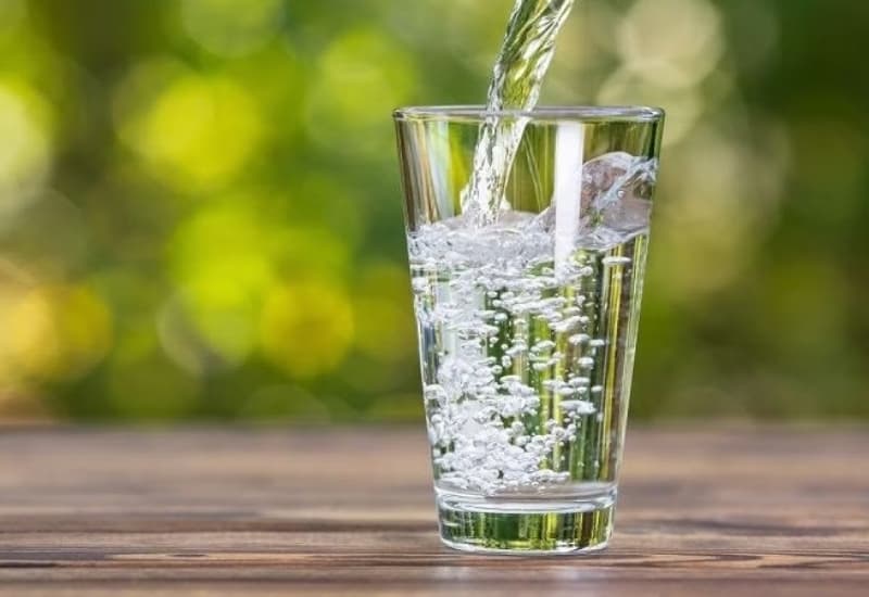 Uống đủ nước và điều chỉnh chế độ ăn giúp hỗ trợ đào thải khoáng chất qua đường tiết niệu