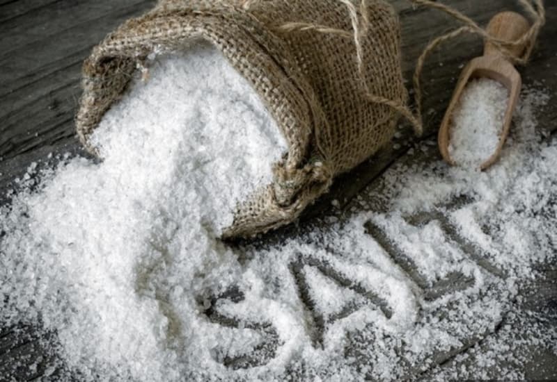 Uống ít nước, ăn nhiều muối và tiền sử sỏi tiết niệu có thể làm tăng nguy cơ sỏi niệu quản