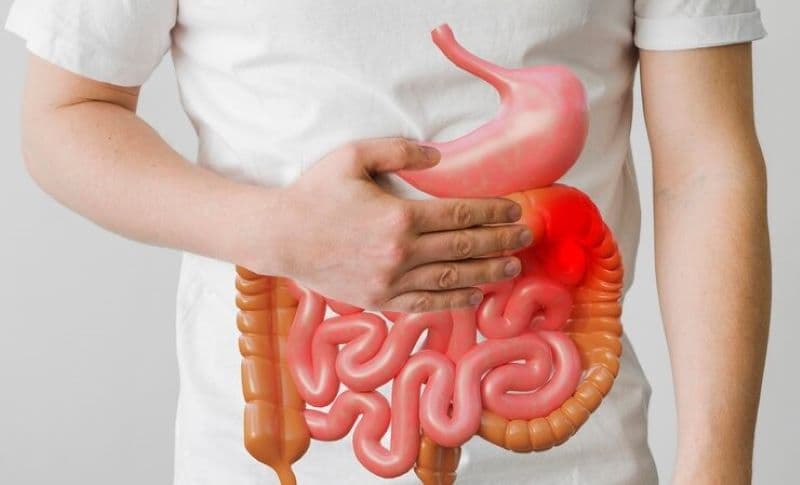 Chẩn đoán viêm đại tràng giả mạc dựa trên triệu chứng lâm sàng, yếu tố nguy cơ và xét nghiệm tìm Clostridioides difficile