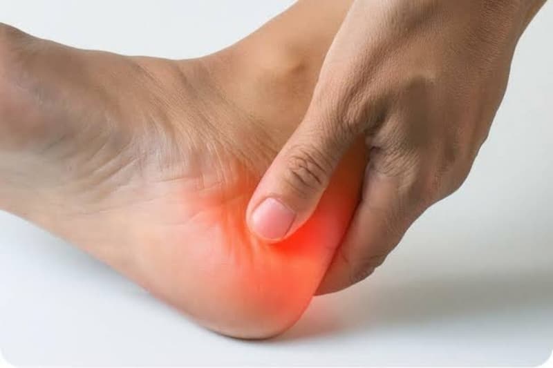 Vùng gót chân có thể bị sưng nhẹ hoặc đỏ