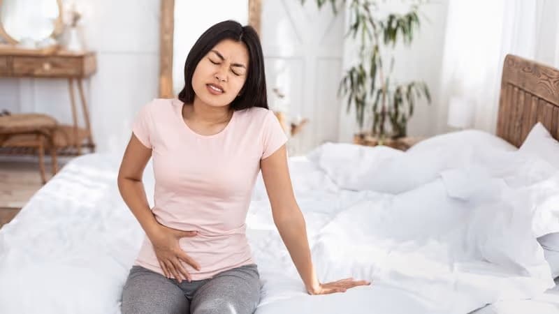 Đau bụng dưới kéo dài, khí hư bất thường là những dấu hiệu phụ nữ không nên chủ quan.