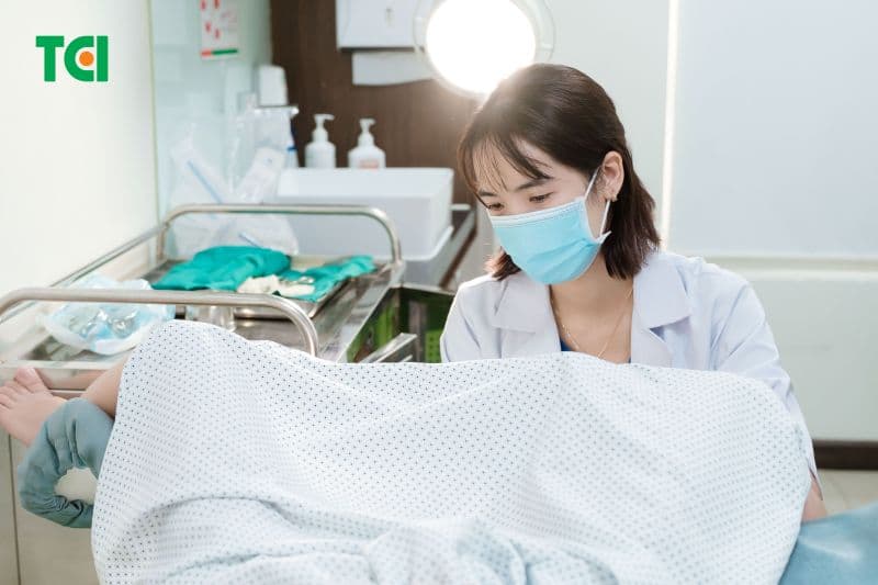 Khám phụ khoa và siêu âm giúp bác sĩ đánh giá những bất thường tại cơ quan sinh sản.