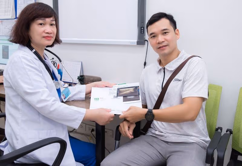 Bác sĩ CKII Tạ Thị Thanh Hiền thăm khám và điều trị cho người bệnh tại Thu Cúc TCI.