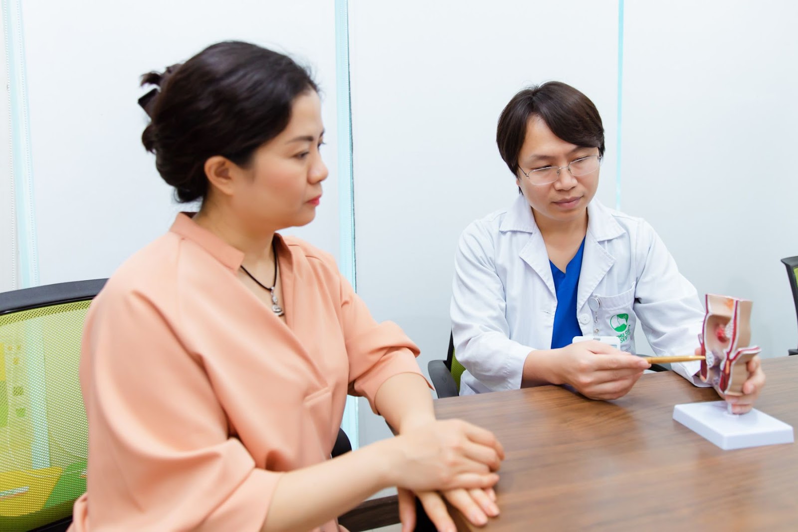 Khám lâm sàng và đánh giá triệu chứng