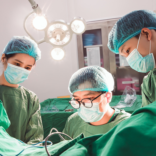 Thực hiện tiểu phẫu nhẹ nhàng, an toàn