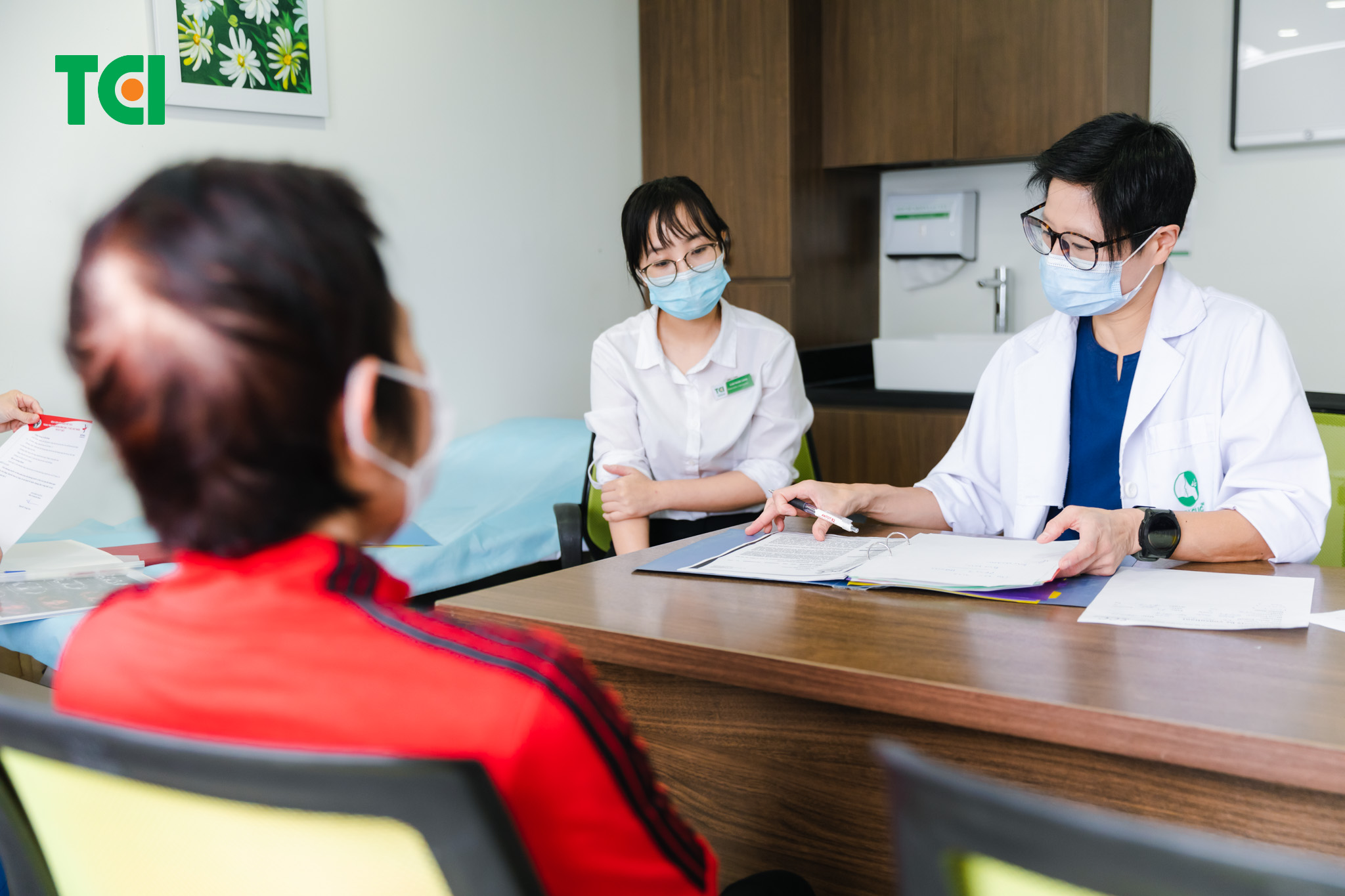 Có phiên dịch kiêm trợ lý bác sĩ