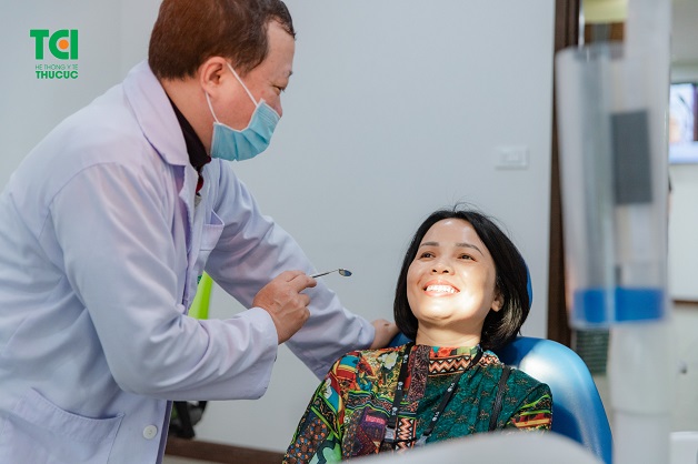 Bác sĩ thực hiện thăm khám lâm sàng 