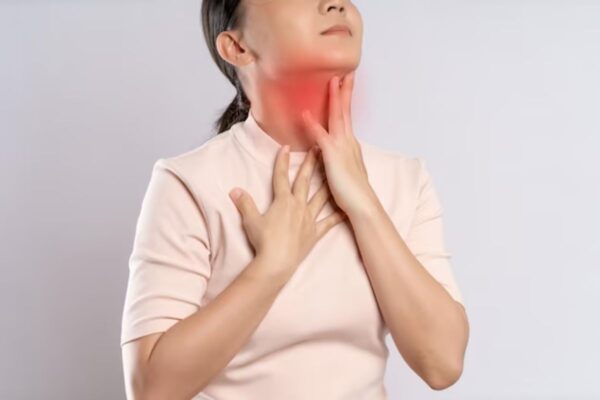 Người mắc viêm họng thường xuyên cảm thấy đau rát, khó chịu ở vùng họng