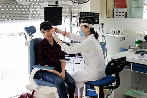 Nên đi khám bác sỹ chuyên khoa tai mũi họng để có được chẩn đoán và hướng điều trị tốt nhất cho bệnh viêm tai giữa.