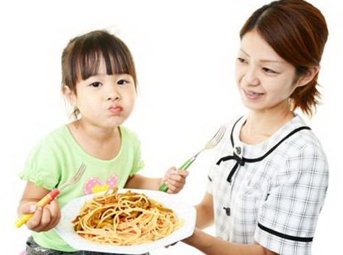 Chế độ dinh dưỡng thiếu khoa học cũng dễ khiến trẻ gặp các vấn đề về tiêu hóa.