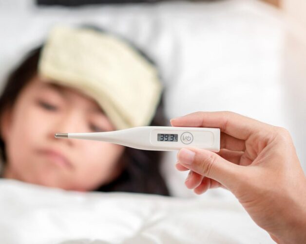 Sốt là một trong những triệu chứng bệnh đau mắt đỏ