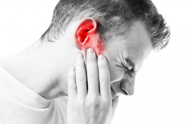 Viêm tai giữa thường biểu hiện bởi tình trạng sốt, đau đầu, đau tai, nghe kém, giữa thăng bằng kém,...